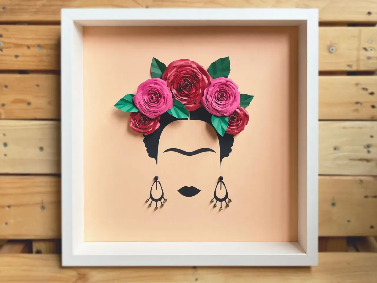 Un cuadro de Frida Kahlo con flores de papel, ideal para inspirar a los niños con arte.