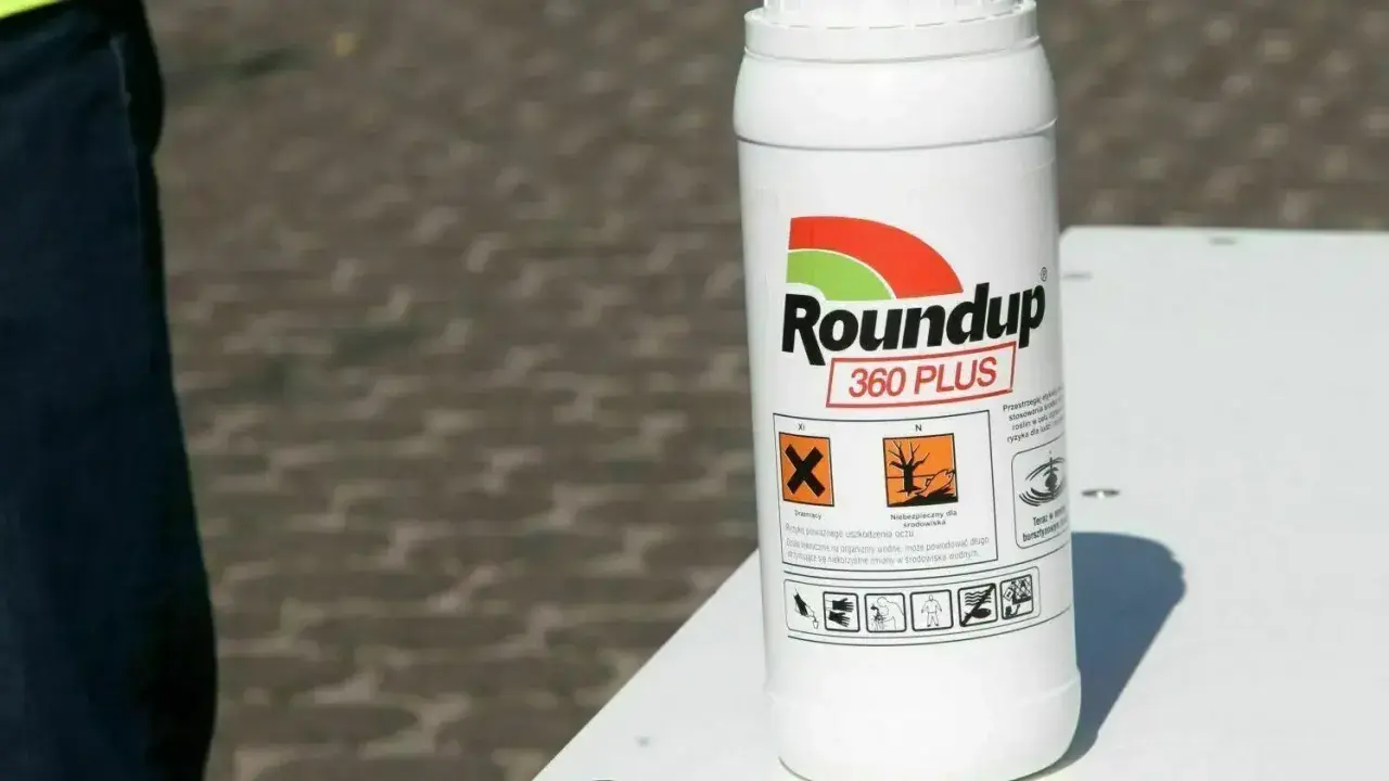 Flasche Roundup 360 Plus mit Warnhinweisen. Die Anwendung von Roundup 360 Plus ist verboten.