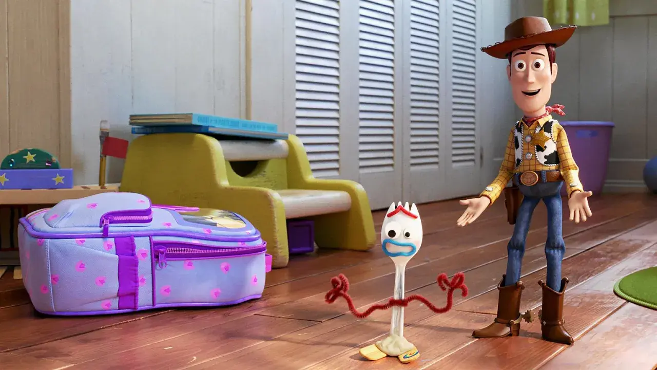 Woody i Forky, bohaterowie filmów dla całej rodziny, stoją obok fioletowego plecaka w pokoju dziecięcym.