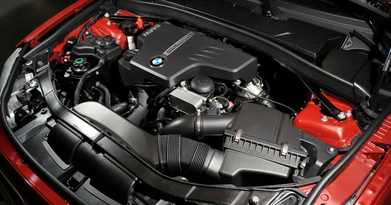 Silnik BMW TwinPower Turbo, model n20, w lśniącym czerwonym kolorze.