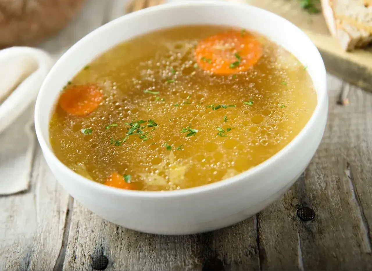 Aromaticzny rosół z marchewką i natką pietruszki, idealny na chłodne dni. Dowiedz się, jak ugotować rosół, by był pyszny.