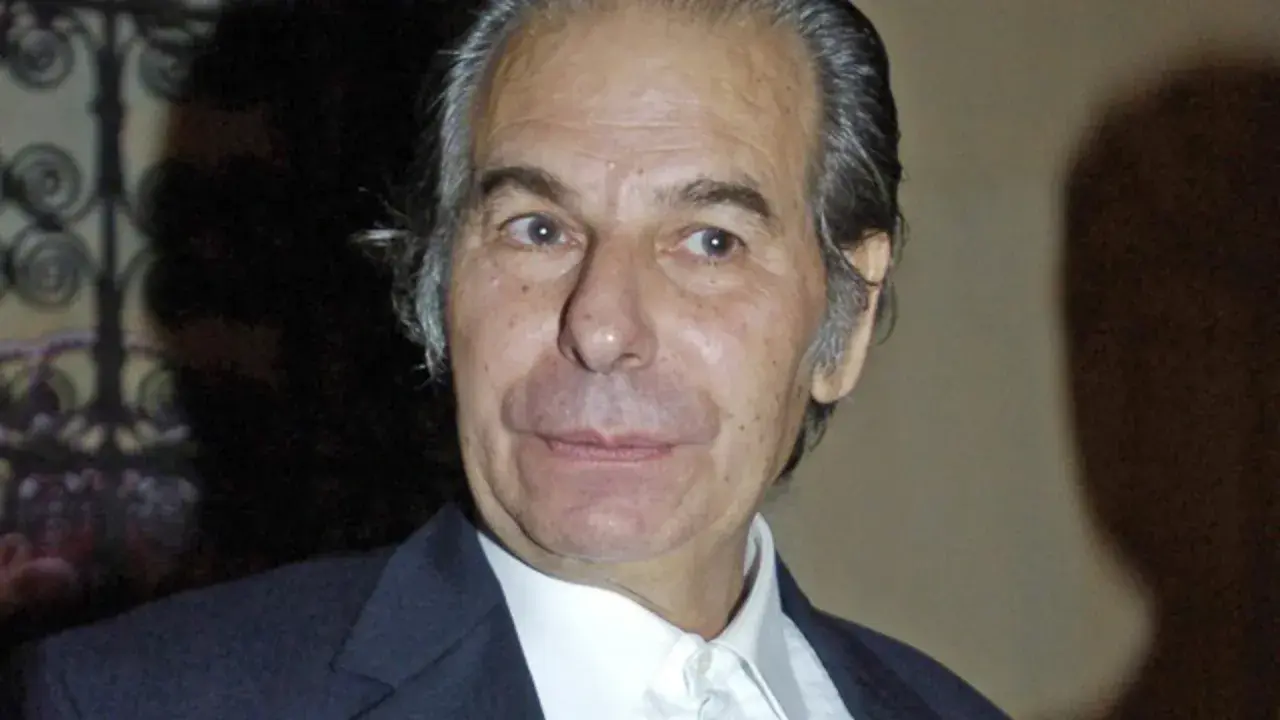 Retrato de Paulita Torero, un hombre mayor con cabello canoso y traje oscuro.