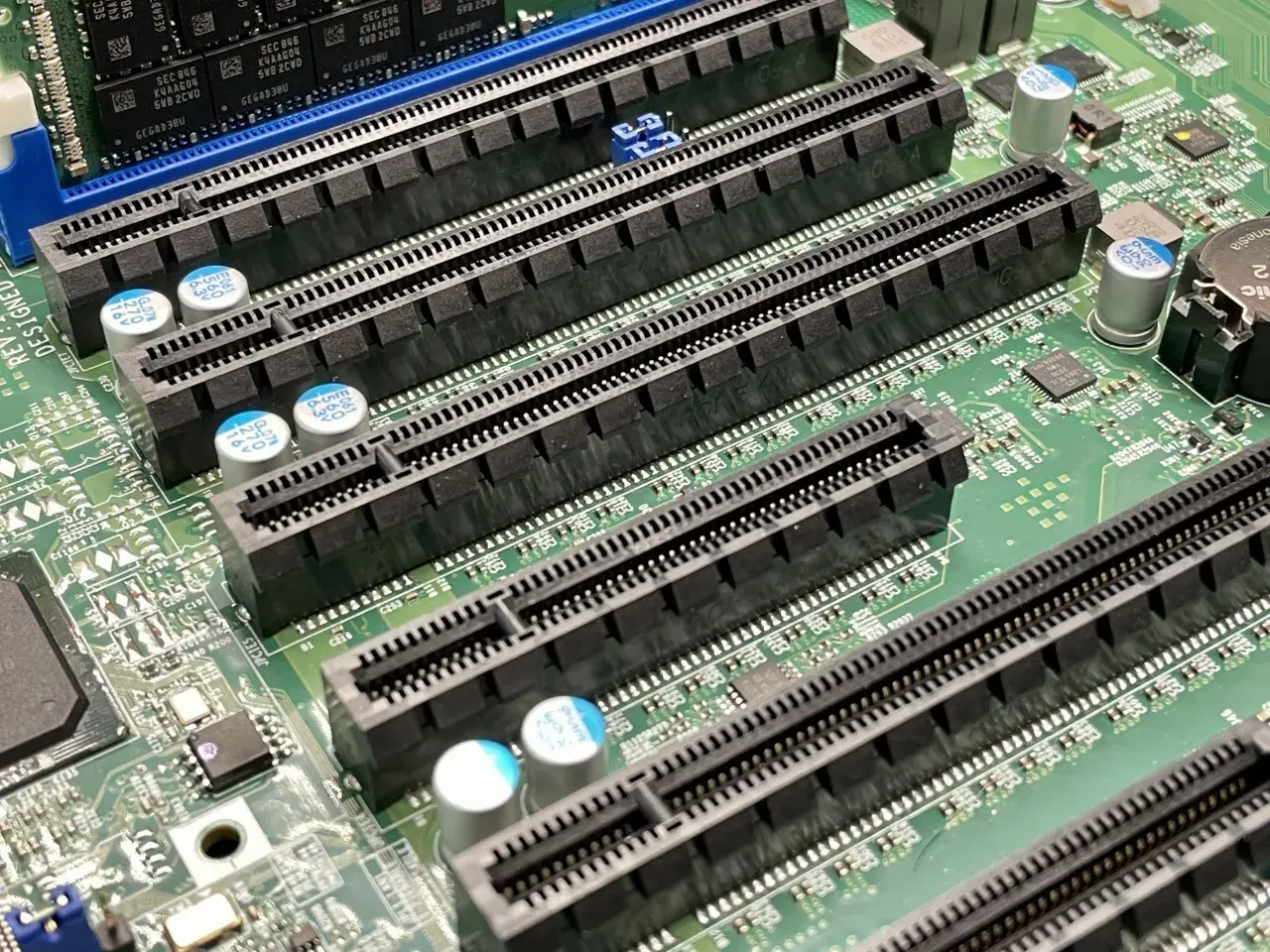 Złącza PCI Express 4.0 na płycie głównej, gotowe na szybkie karty graficzne i dyski SSD.