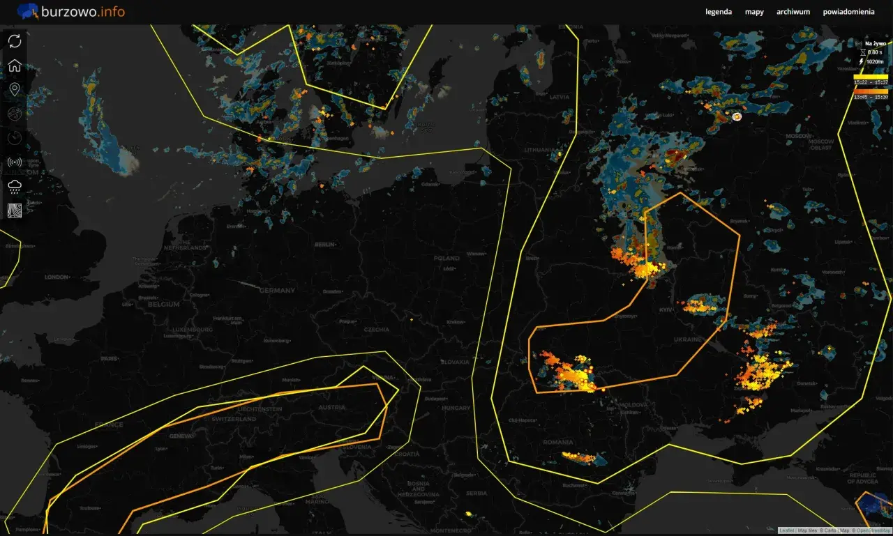 Radar burz antistorm pokazuje intensywne wyładowania atmosferyczne nad Europą Wschodnią i Bałtykiem.