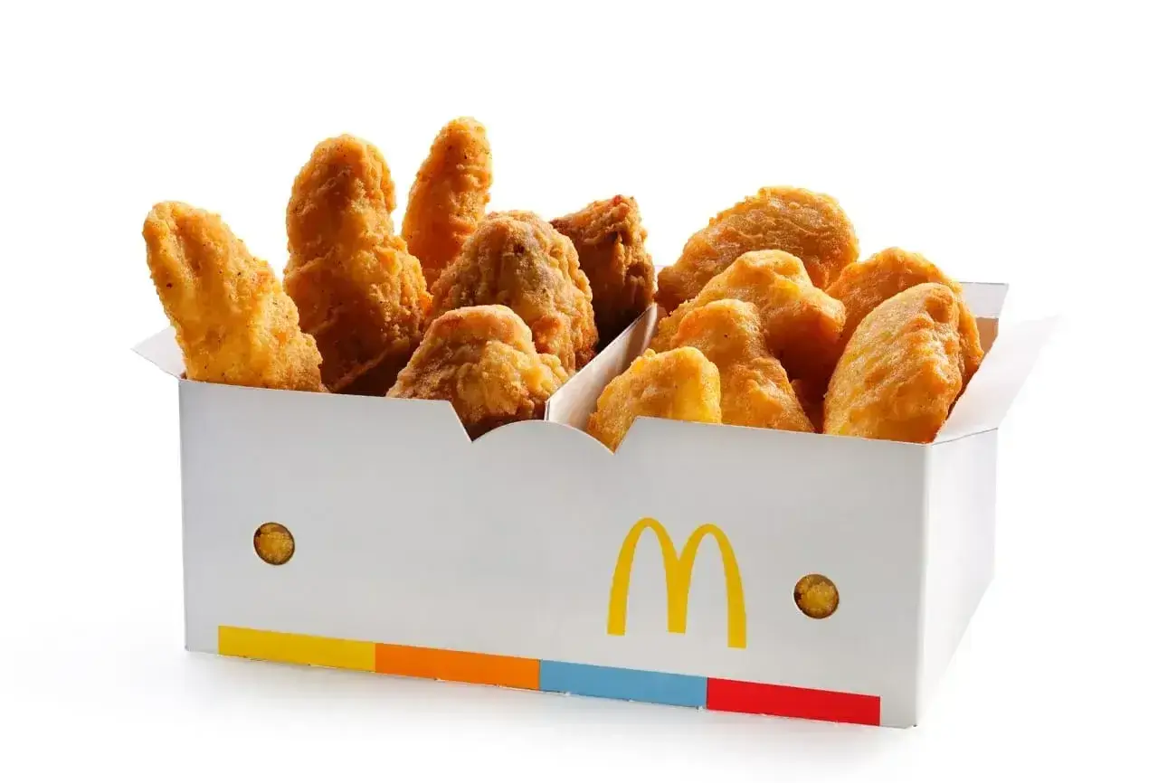 Pudełko McDonald's z chrupiącymi kawałkami kurczaka. Idealne na szybką przekąskę.