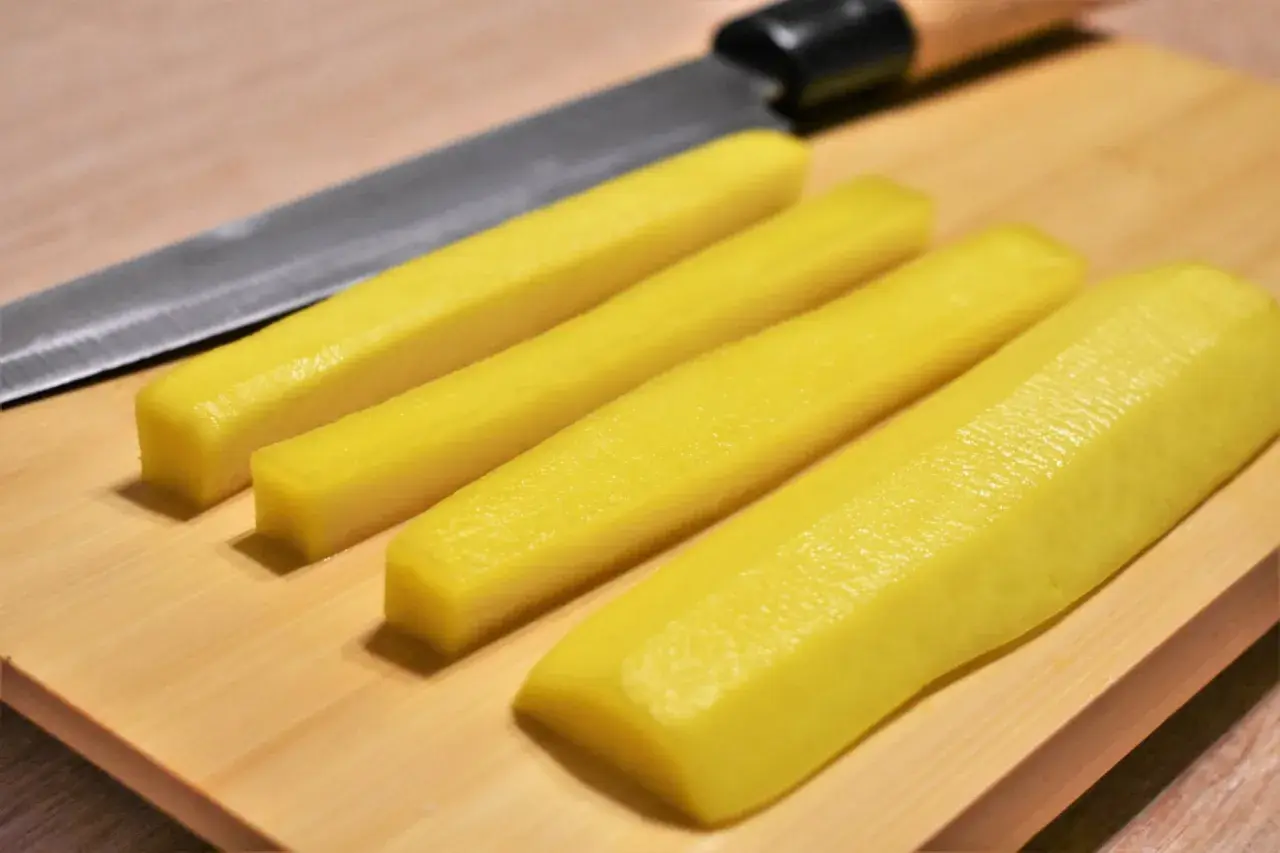 Pokrojona rzodkiew do sushi, przygotowana do dalszej obróbki.