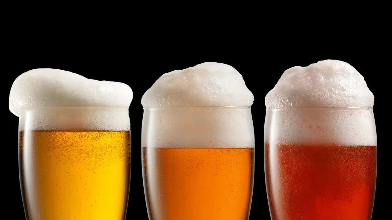 Tre bicchieri di birra con abbondante schiuma. La schiuma della birra fa male? Forse, ma è bellissima da vedere.