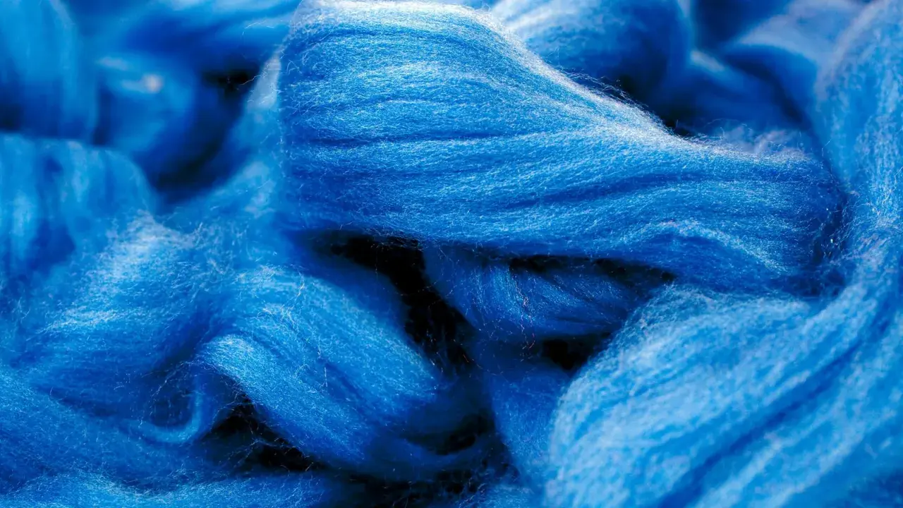 Leuchtend blaue Fasern, bereit für die Modal Herstellung. Ein Blick auf die Rohmaterialien, die für weiche Stoffe verwendet werden.