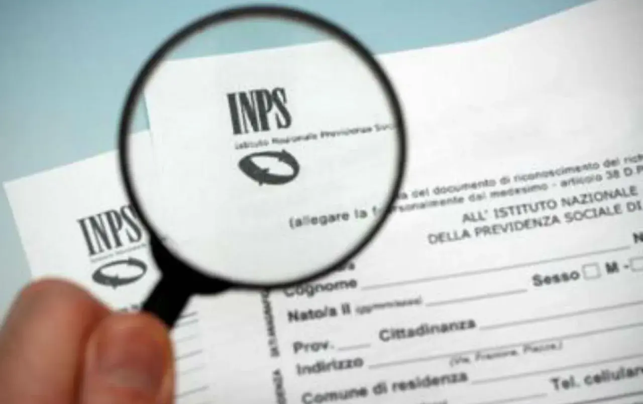 Documenti INPS sotto lente d'ingrandimento, per capire quando viene sospesa l'indennità di frequenza.
