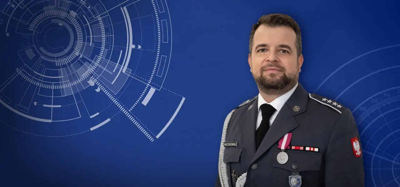 Mężczyzna w mundurze, wyższy stopień podoficerski w marynarce wojennej, z odznaczeniami. Tło z elementami graficznymi przypominającymi radar.