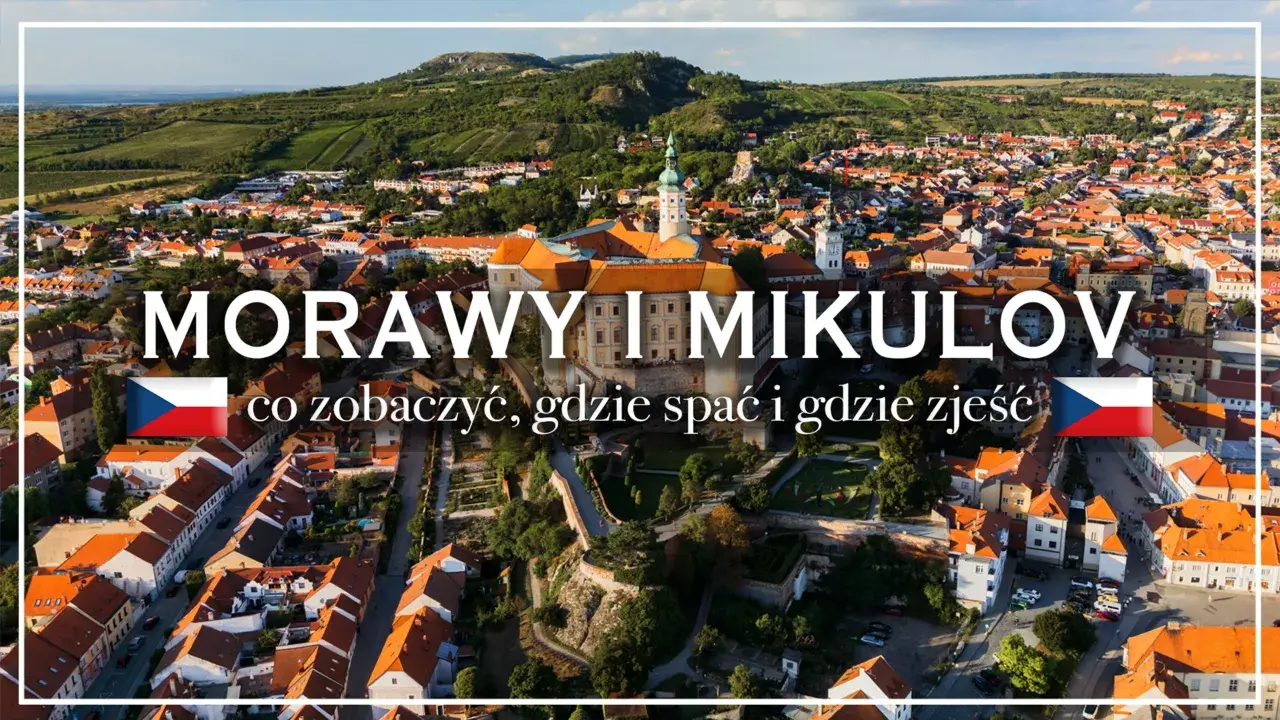Widok na Mikulov z winnicami w tle. Miasto z czerwonymi dachami i zamkiem, idealne na wakacje.