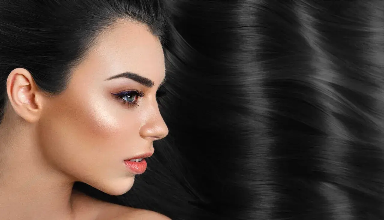 Profilo di donna con lunghi e lucidi capelli neri, che mostrano diversi tipi di nero capelli.