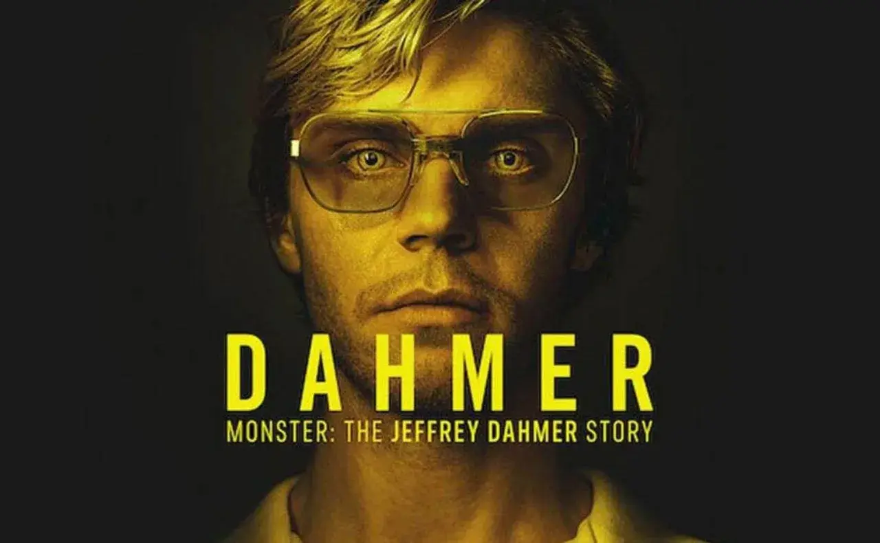 Plakat serialu "Dahmer – Potwór: Historia Jeffreya Dahmera" z Evanem Petersem w roli głównej.