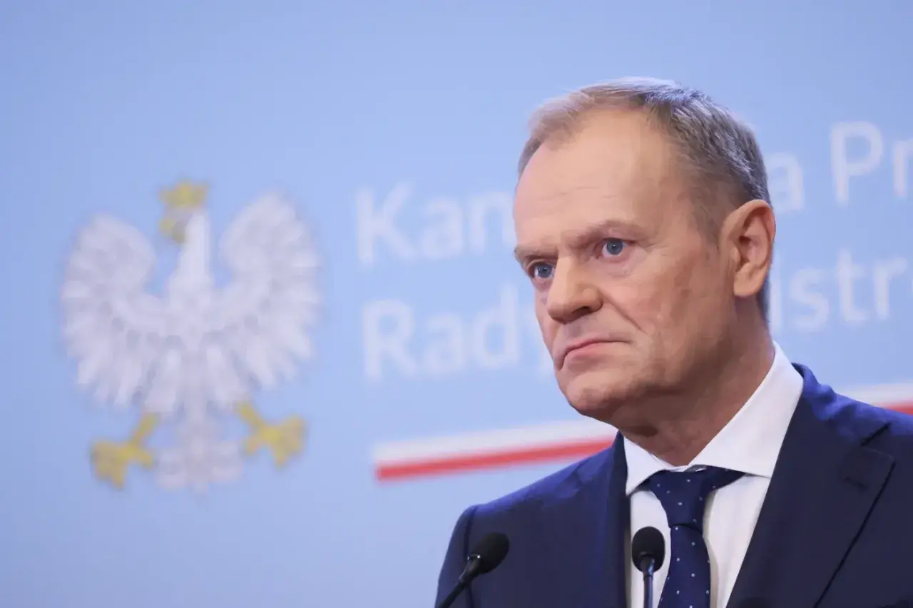 Donald Tusk w garniturze, za nim godło Polski. Czy prezydent ma prawo ogłosić referendum w sprawie CPK bez zgody sejmu?