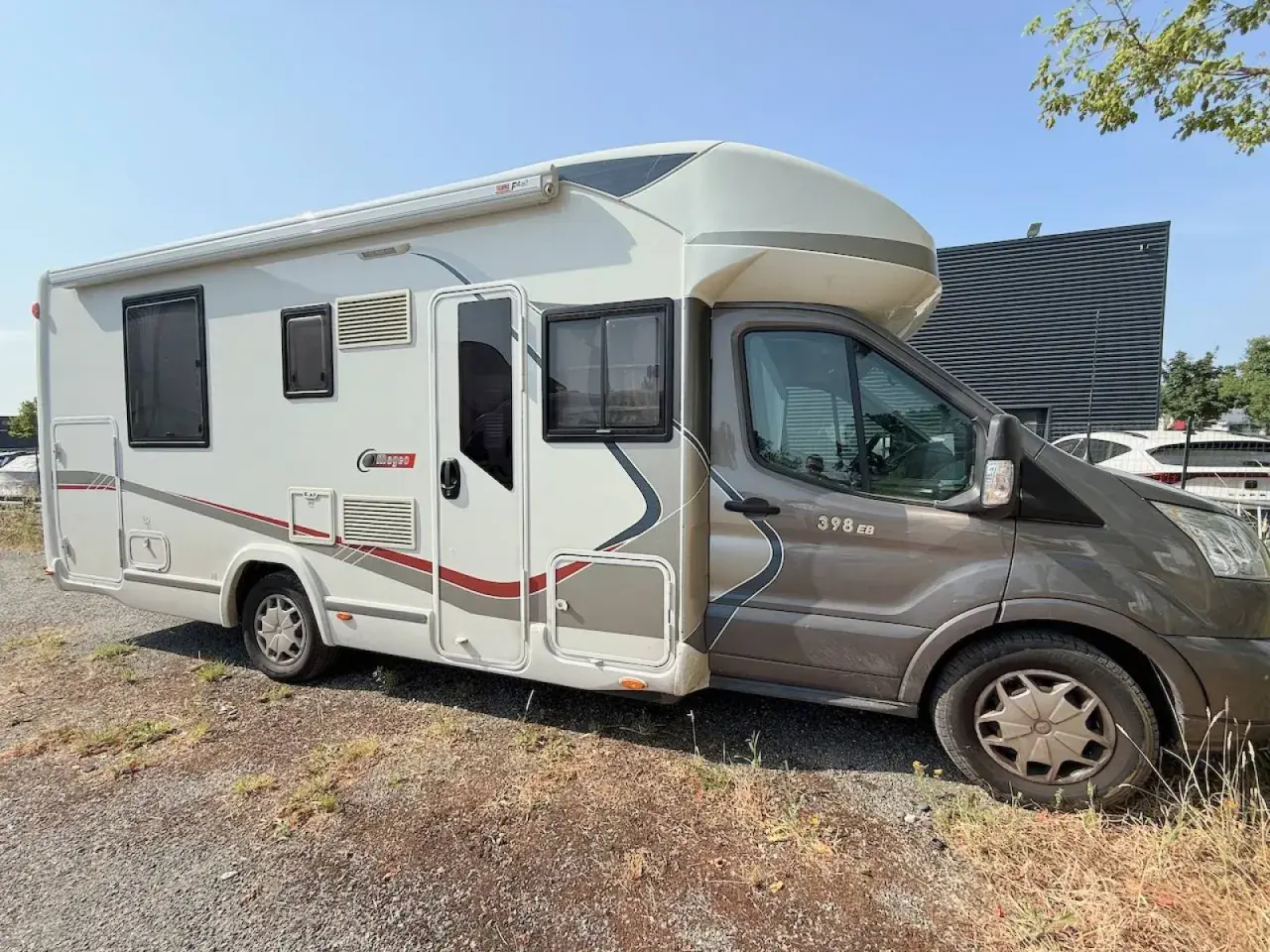 Camping car avec salle de bain à l'arrière, prêt pour l'aventure.