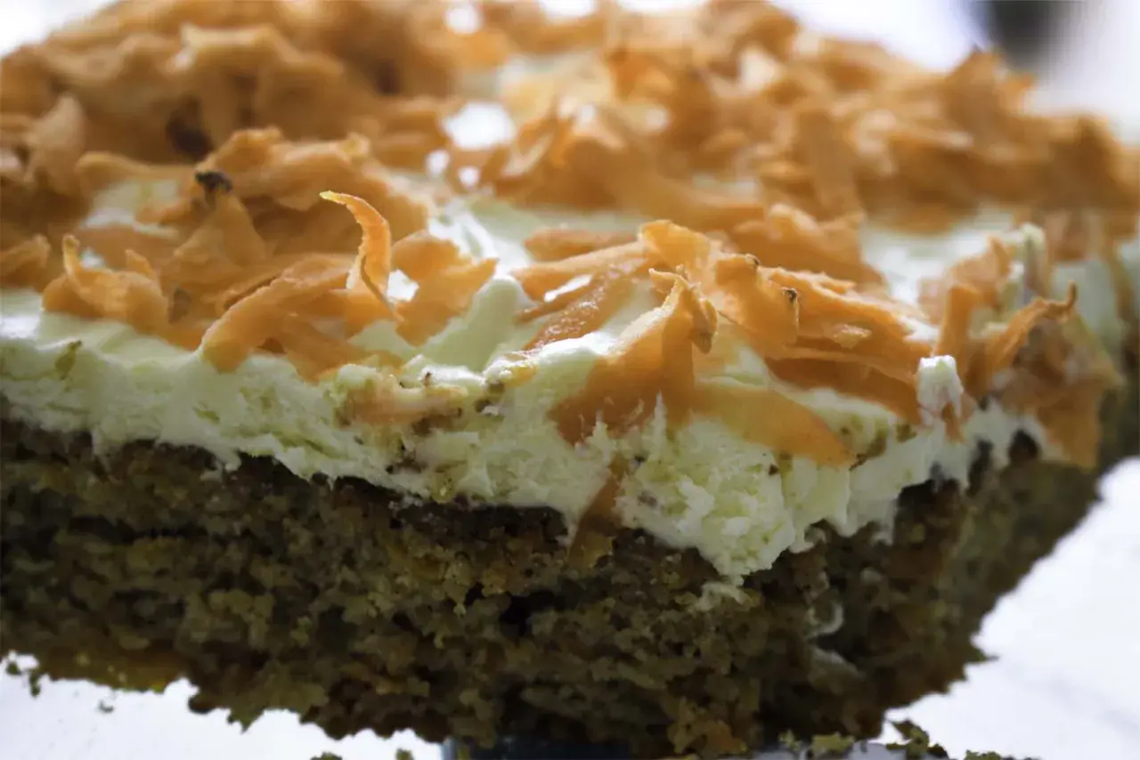 En saftig morotskaka med krämig frosting och toppad med rivna morötter. Perfekt för den som vill baka utan socker.