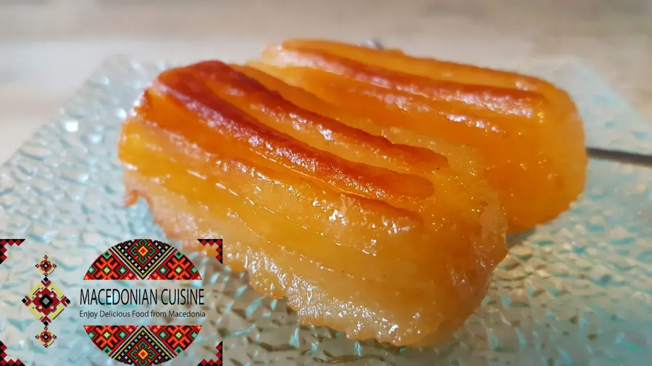 Dolci tulumba dorati e lucidi, pronti per essere gustati. Una deliziosa ricetta da provare!