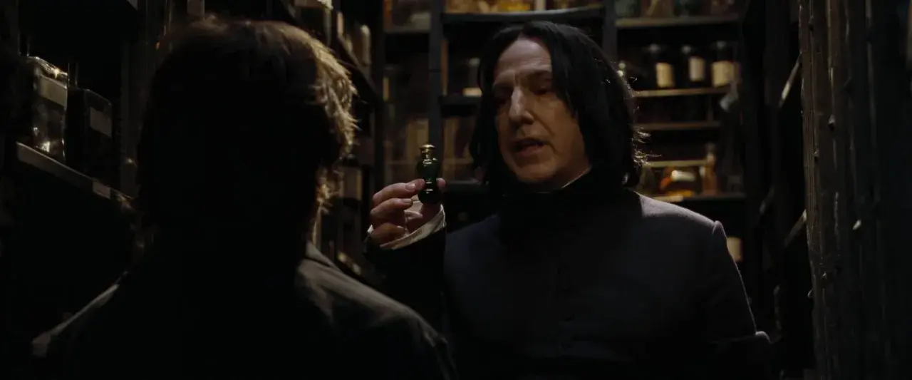 Severus Snape trzyma fiolkę z eliksirem, rozmawiając z kimś w mrocznym pomieszczeniu pełnym butelek.