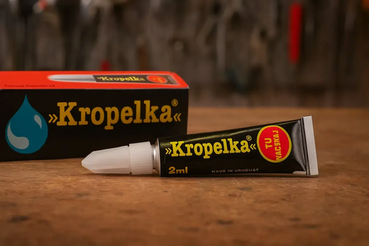 Tubka kleju Kropelka 2ml, gotowa do użycia. Zastanawiasz się, kropelka ile schnie? Ten klej szybko wiąże.