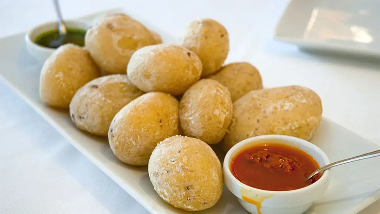 Papas arrugadas con mojo rojo y verde, un plato típico canario listo para disfrutar.