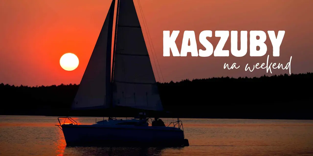 Żaglówka na jeziorze podczas zachodu słońca. Idealne miejsce na weekendowe wypady w **Kaszuby miejscowości turystyczne**.