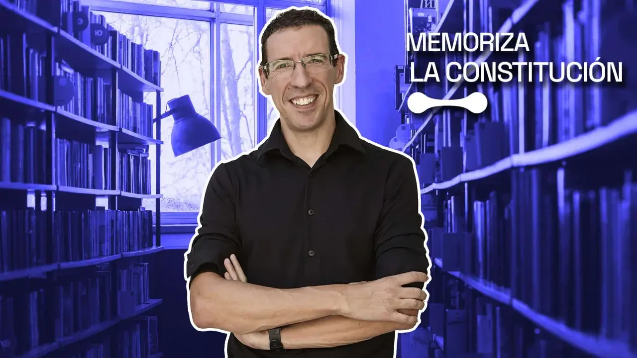 Hombre sonriente en biblioteca, rodeado de libros, con texto "Memoriza la Constitución". Aprende reglas mnemotécnicas para la Constitución Española.