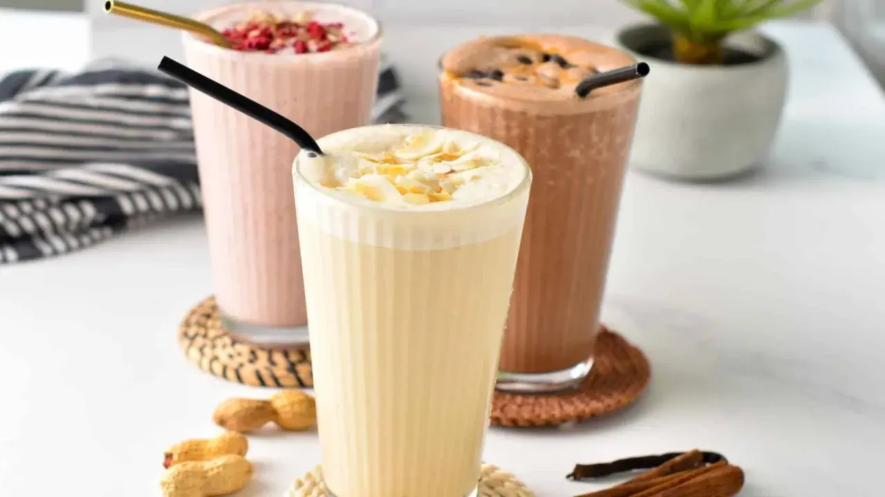 Drei leckere Protein-Shake-Rezepte: Vanille mit Kokosflocken, Beere und Schokolade. Perfekt für nach dem Training!
