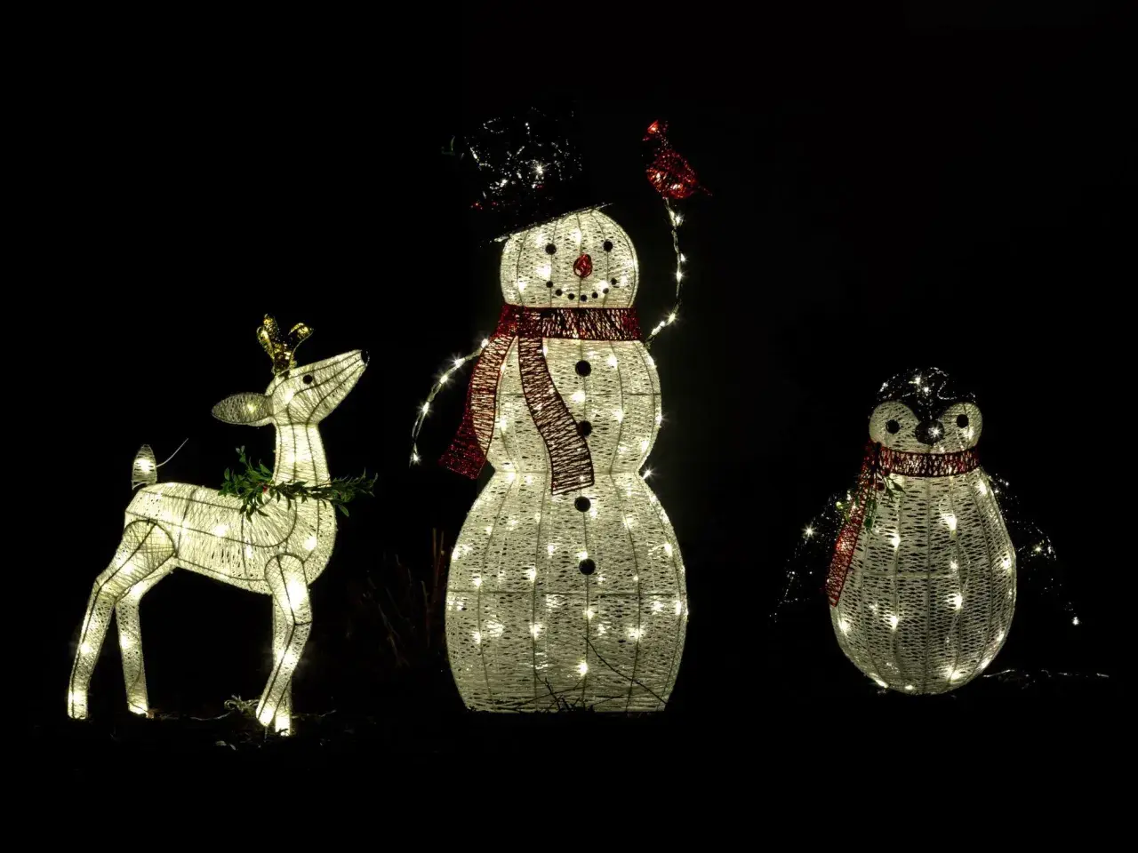 Juldekorationer i form av ren, snögubbe och pingvin lyser upp mörkret. Undrar du hur mycket el drar en ljusslinga?