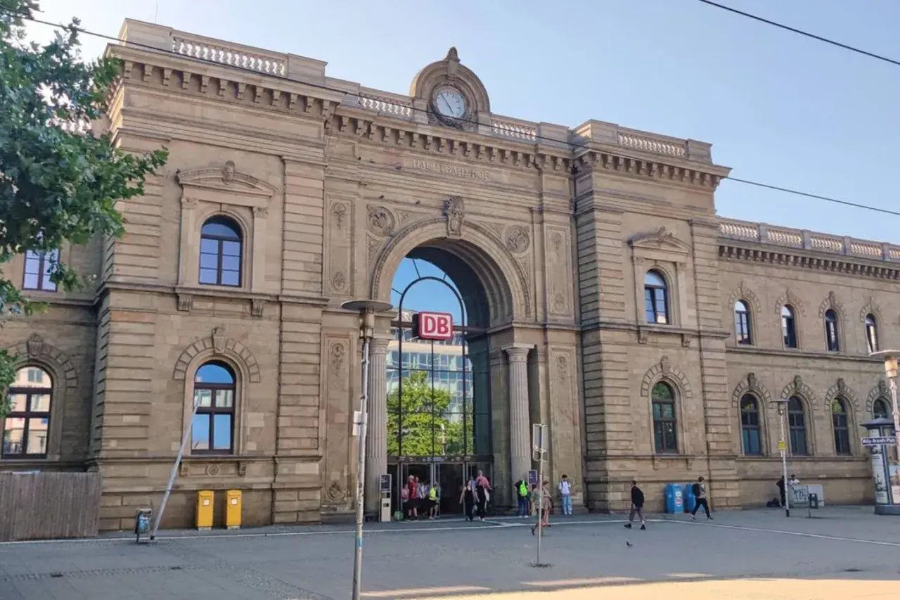 Prachtvoller Hauptbahnhof, der den Titel "Bahnhof des Jahres" verdient.