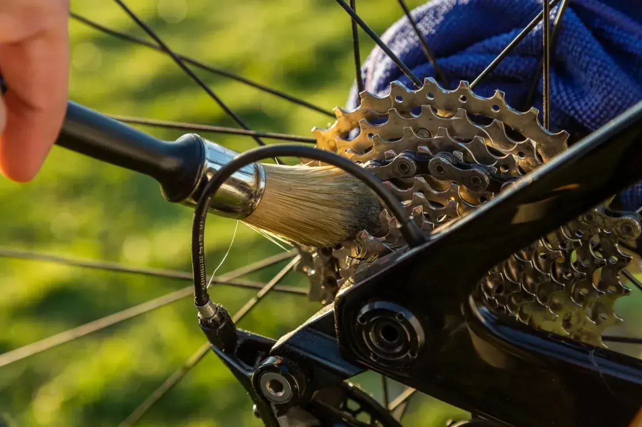 Czyszczenie kasety rowerowej przed wymianą linki przerzutki tylnej.