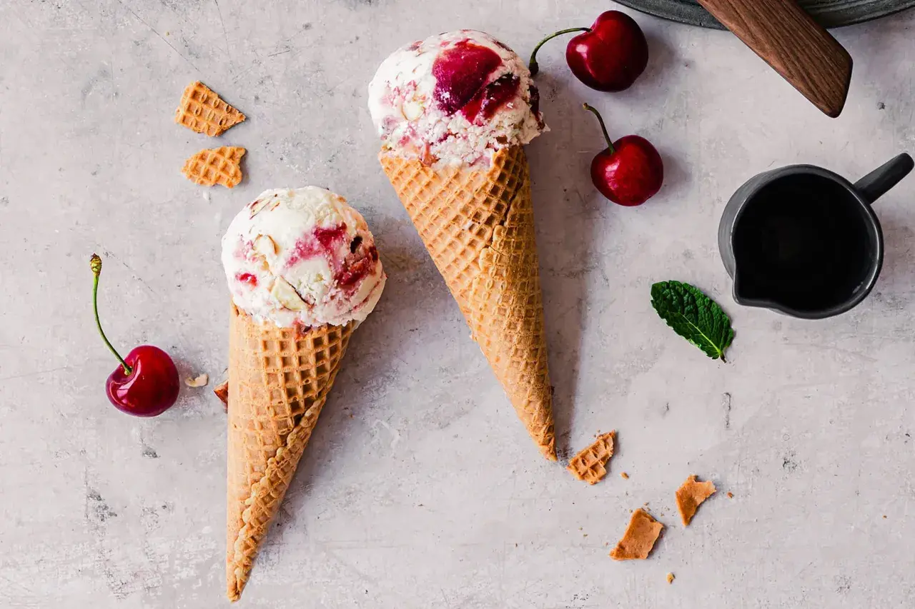 Zwei Eiswaffeln mit Kirscheis und Mandelsplittern. Perfekt für kirscheis selber machen ohne eismaschine.
