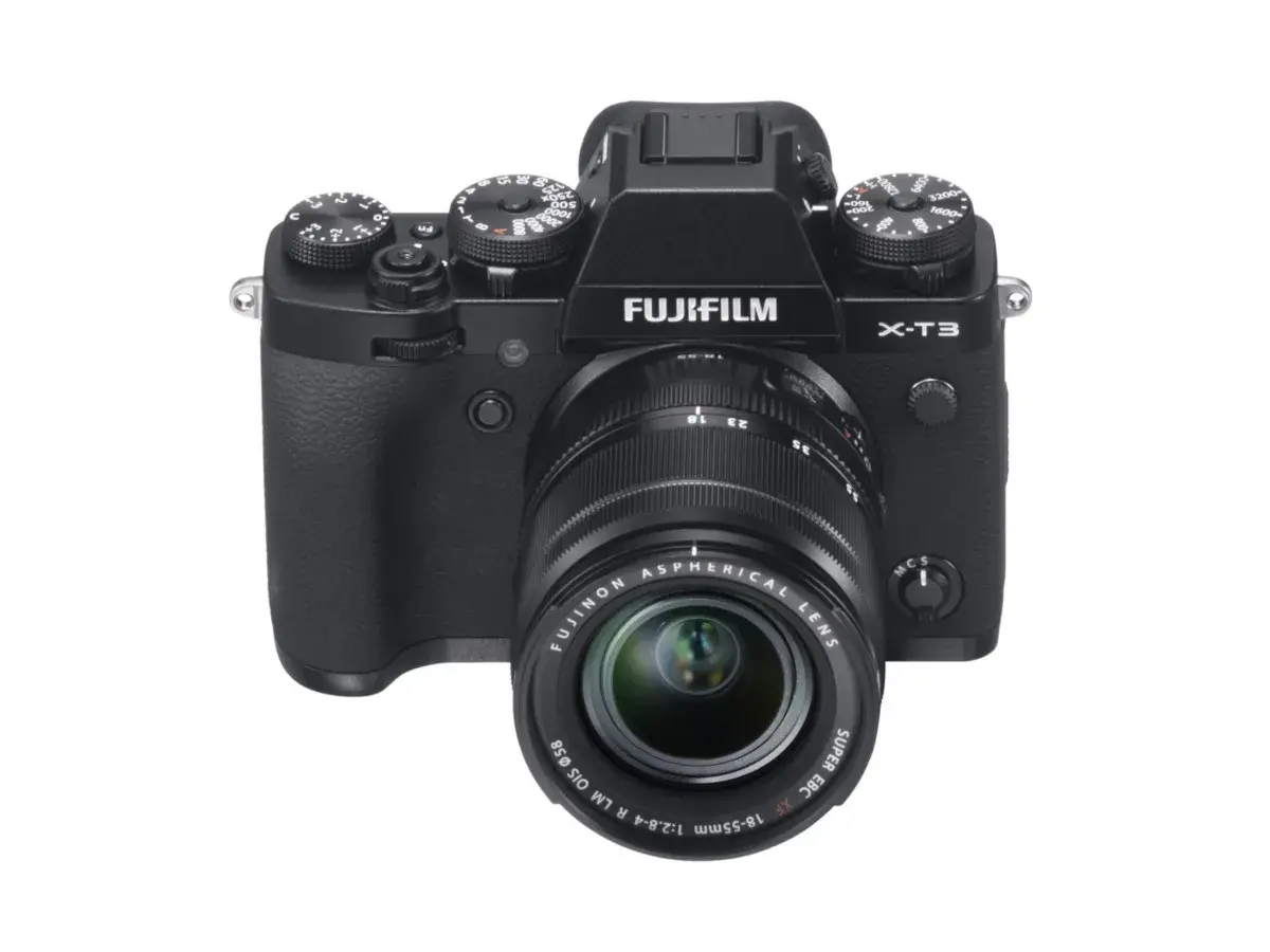 Czarny aparat Fujifilm X-T3 z obiektywem Fujinon. Idealny do uchwycenia każdej chwili.