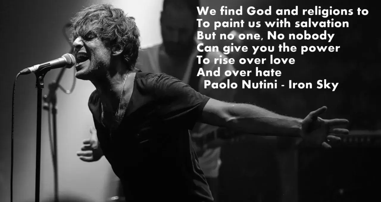 Paolo Nutini śpiewa "Iron Sky" z pasją, jego głos niesie przesłanie o sile miłości ponad nienawiścią.