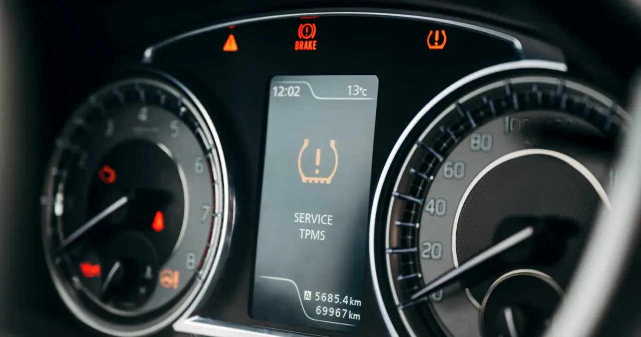 Kontrolka "SERVICE TPMS" informuje o problemie z ciśnieniem w oponach. Sprawdź tyre pressure!