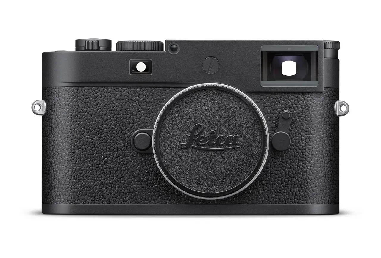 Czarny aparat Leica M11 Monochrom z charakterystyczną, ziarnistą skórą i logo Leica. Klasyka w czystej postaci.