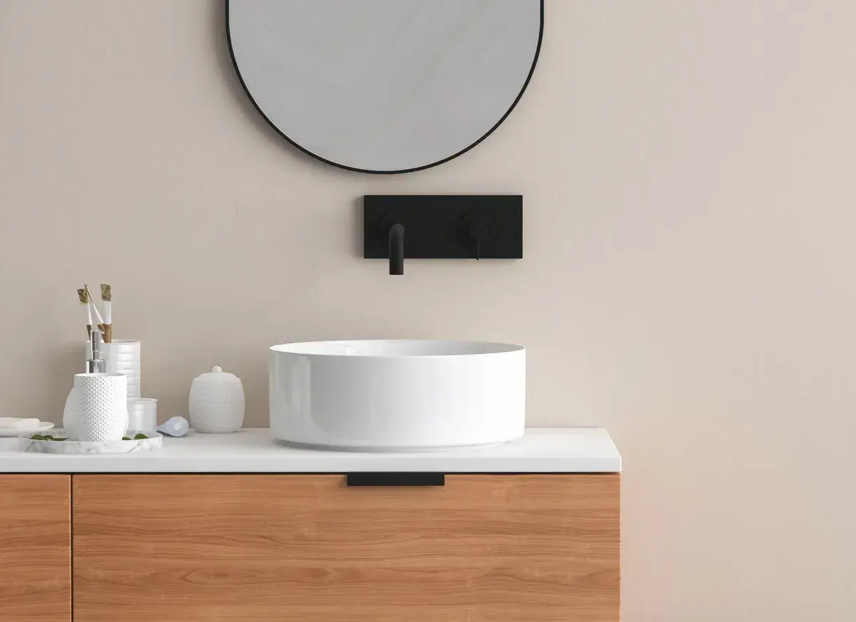 Rubinetto lavabo a parete: design moderno, pulizia facilitata. Valuta pro e contro per il tuo bagno.