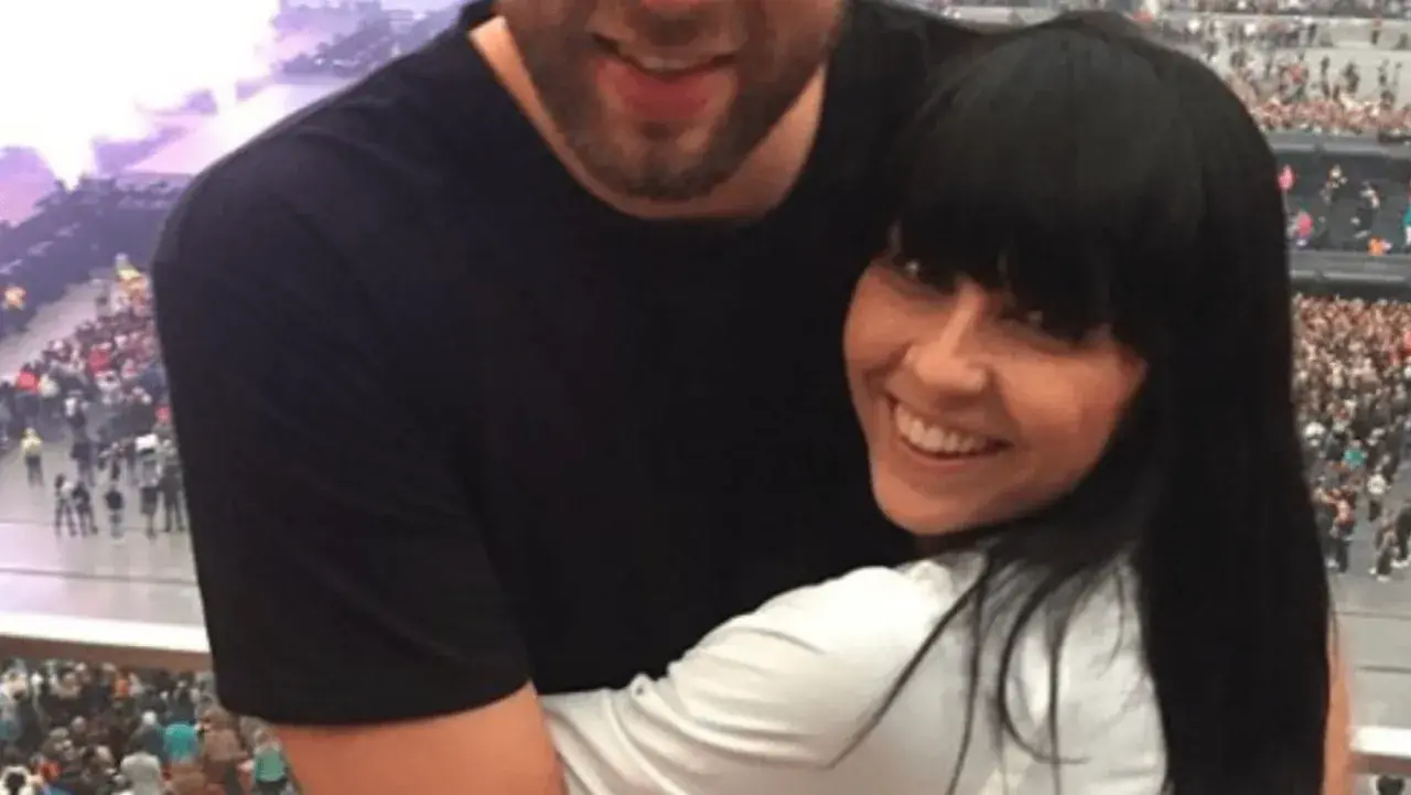 Tatiana Okupnik z mężem, uśmiechnięci, w tłumie fanów.