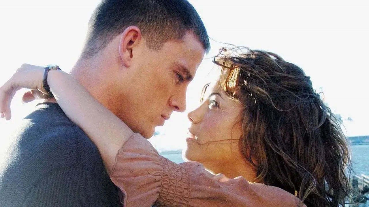 Channing Tatum i jego partnerka w romantycznym uścisku. Scena z jednego z jego filmów.