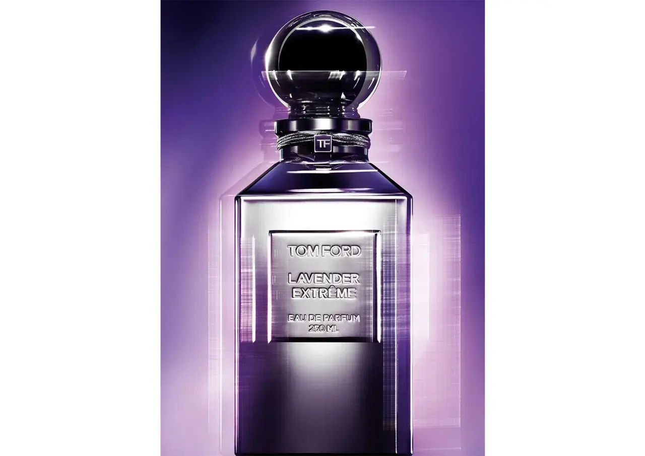 Elegancka butelka perfum Tom Ford Lavender Extreme w odcieniach fioletu.