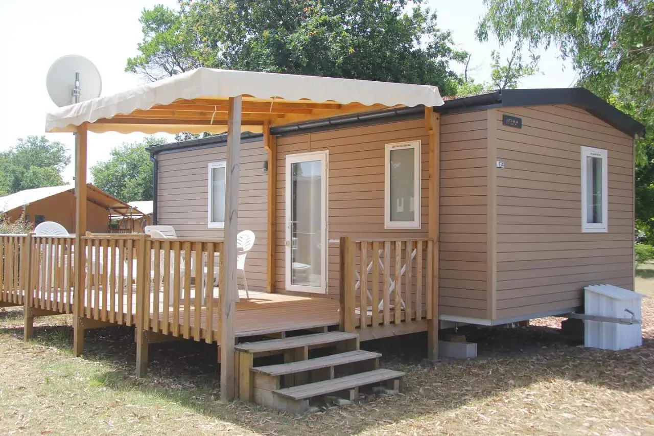Mobil-home avec terrasse en bois et auvent, idéal pour un séjour camping car à Arcachon.