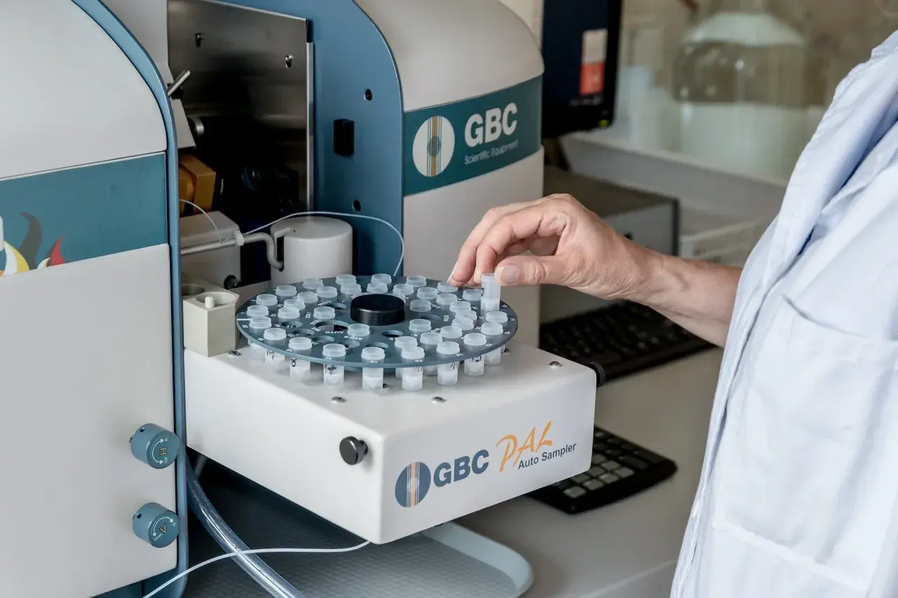 Laborantka umieszcza probówkę w autosamplerze GBC PAL, przygotowując próbki do badań na wątrobę.