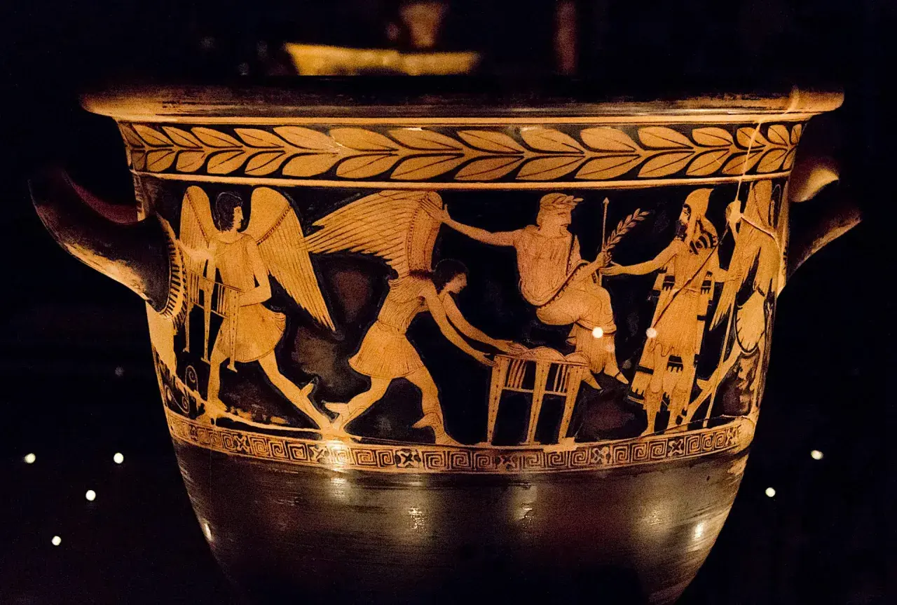 Vase antique représentant une scène de la mythologie grecque, possiblement Jason et la Toison d'Or, avec des figures ailées et des divinités.