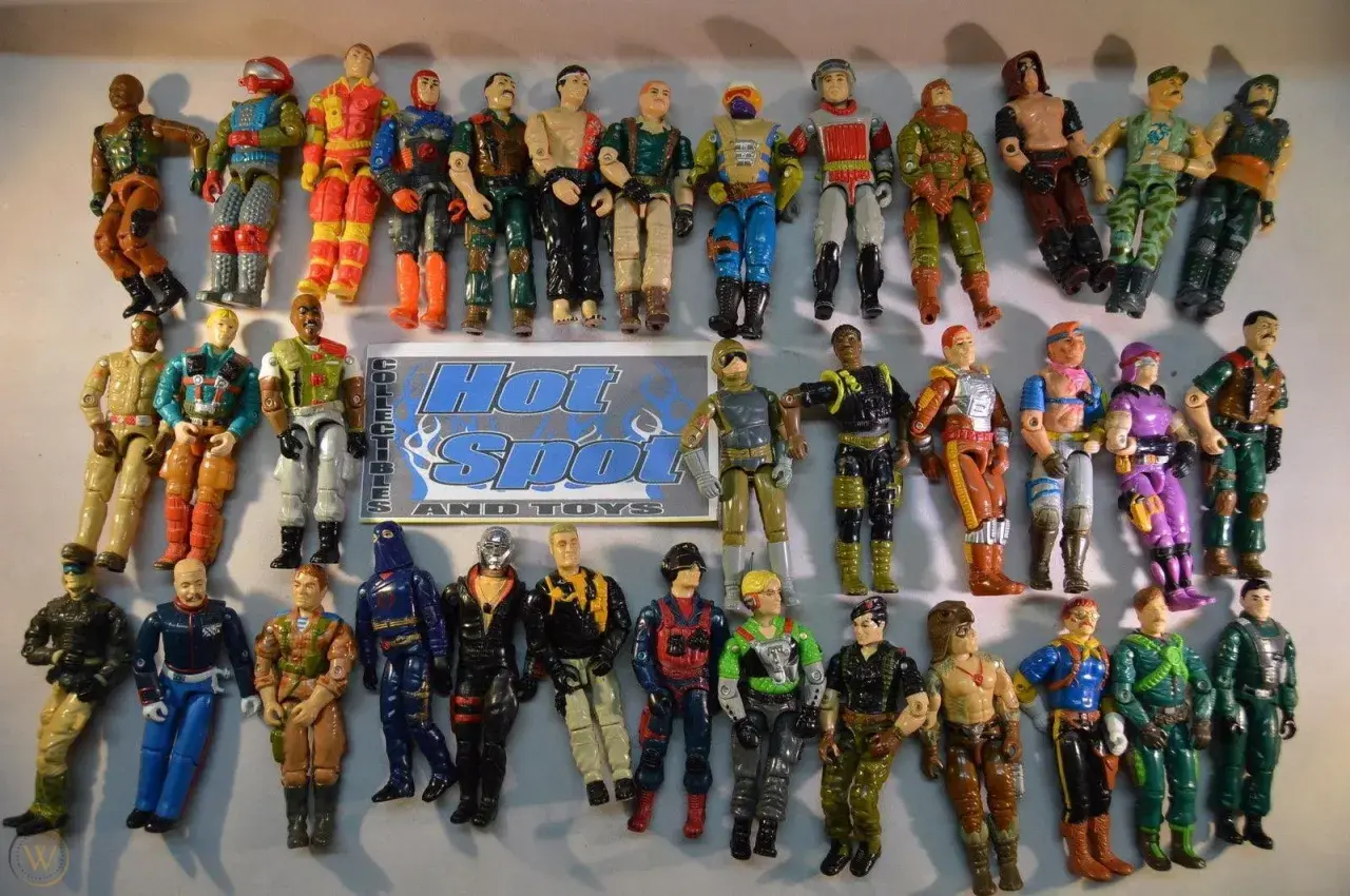 Collection de figurines de personnage GI Joe, alignées et prêtes pour l'action.