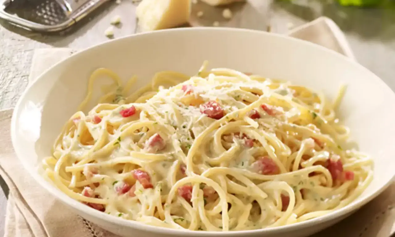 Cremige Spaghetti Carbonara mit knusprigem Speck und Parmesan. Ein Klassiker, der immer schmeckt.