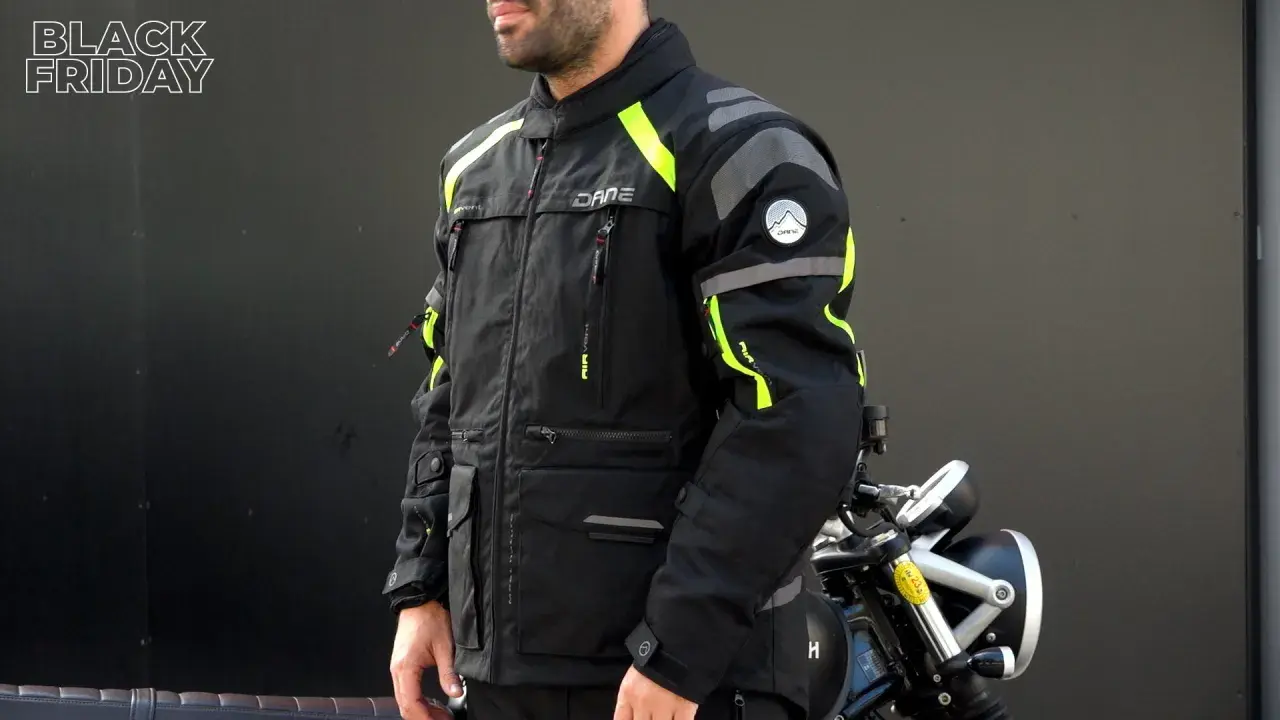 Hombre con chaqueta de moto negra y detalles fluorescentes, ideal para distintos tipos de chaqueta. ¡Oferta Black Friday!
