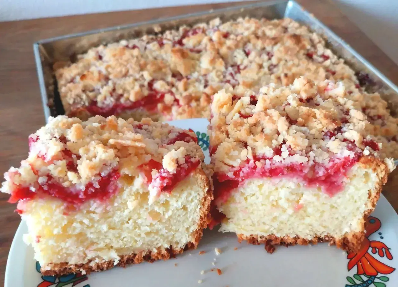 Pyszne ciasto z truskawkami i kruszonką, świeżo upieczone, kusi apetycznym wyglądem.
