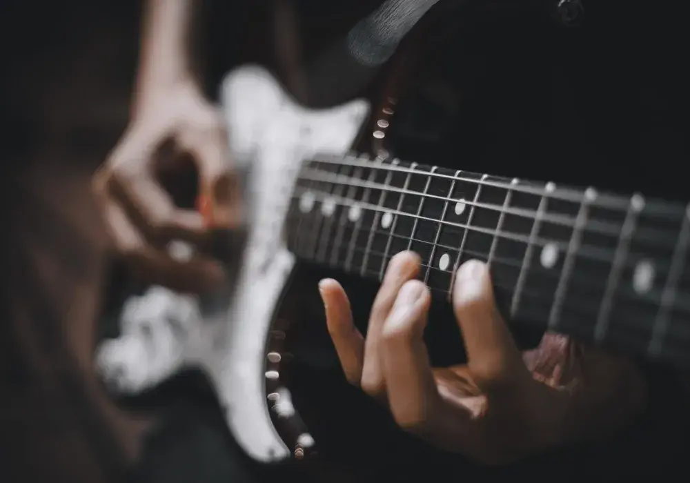 Gitara elektryczna dla początkujących: Jak wybrać i nie żałować?
