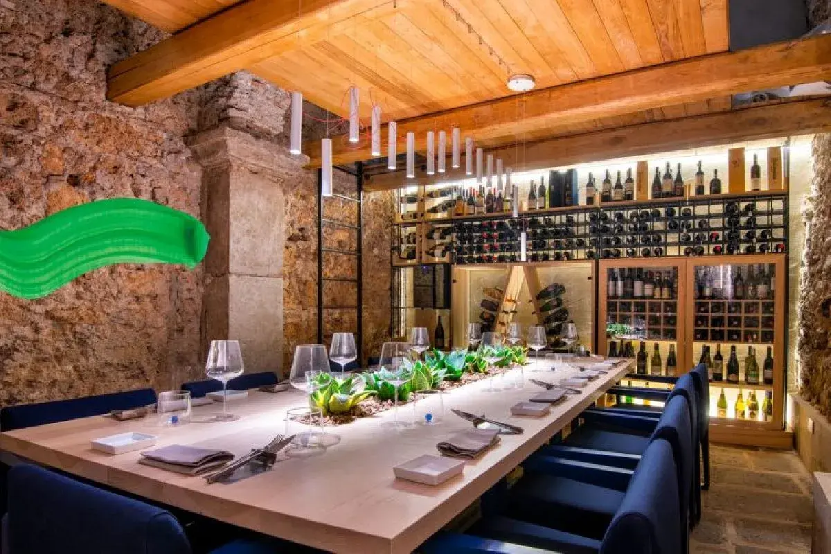 Tavolo apparecchiato in un ristorante con cantina vini, perfetto per scoprire dove mangiare a Vietri sul Mare.