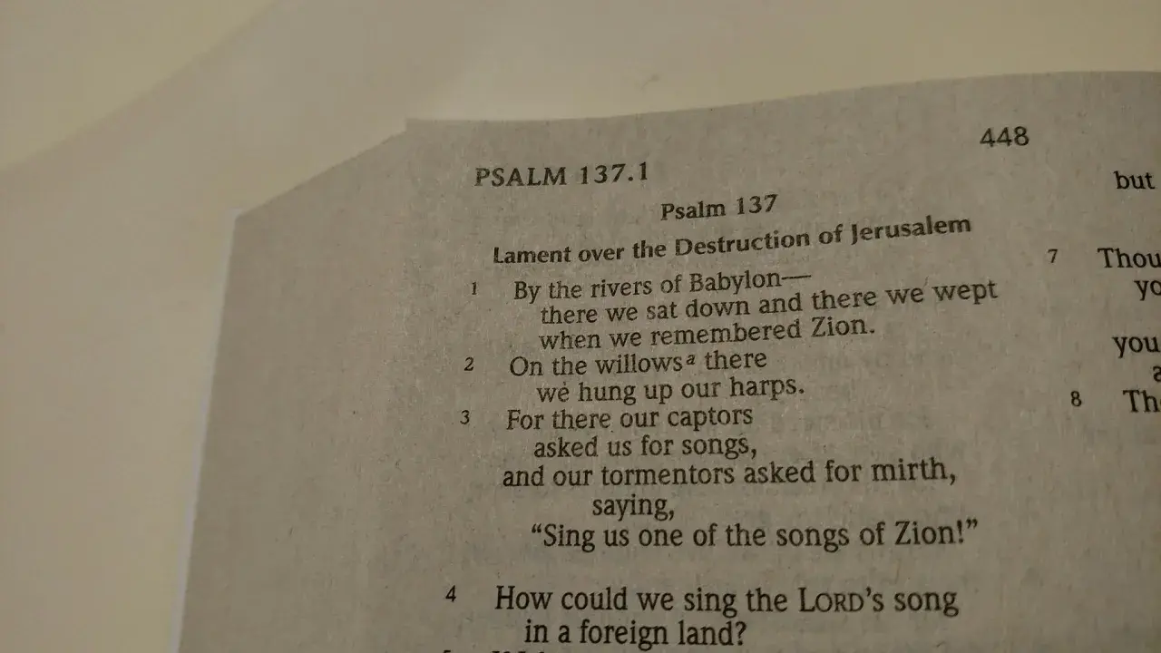 Nahaufnahme eines Buches mit dem Text von Psalm 137.