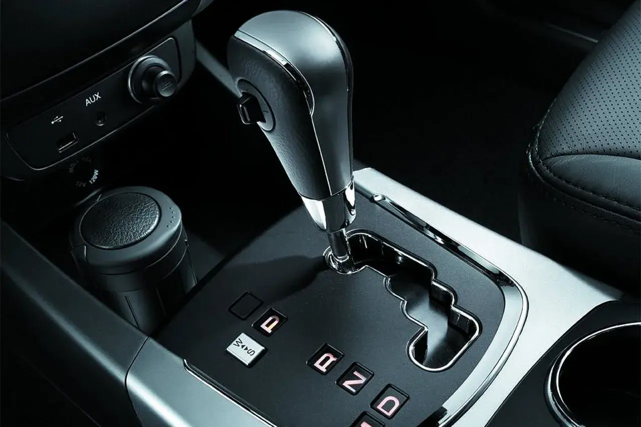 Interno auto con leva del cambio semiautomatico, pulsanti P, R, N, D e porta USB.